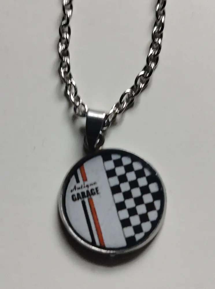 Řetízek s přívěskem Antique Garage Race